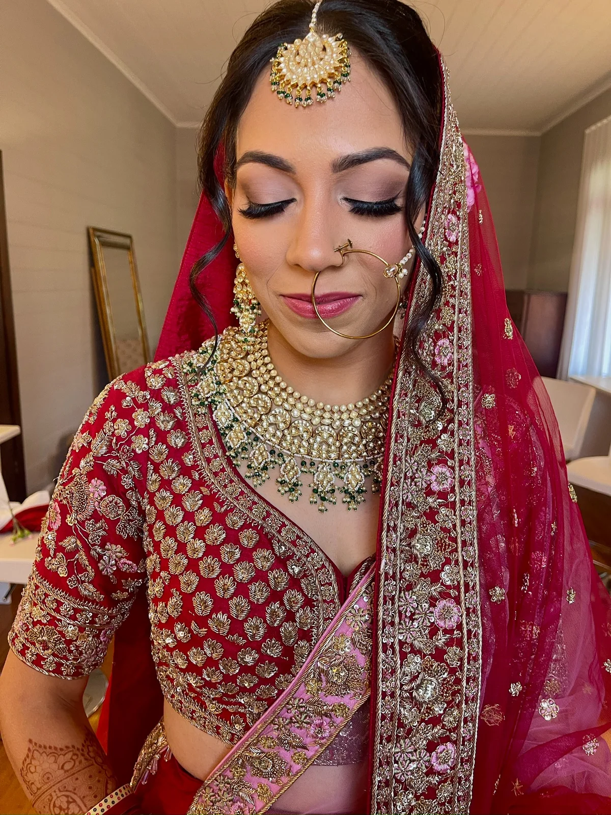 Defined eyes, red bridal fabric and a coordinated jewellery finish